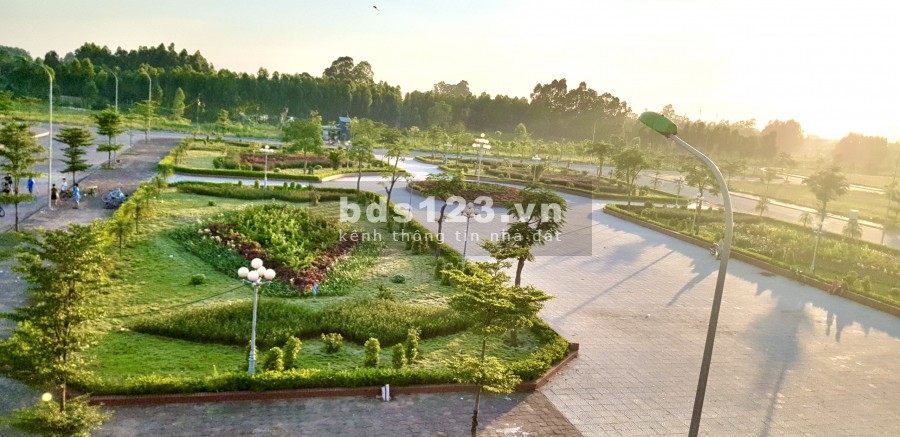 Chính chủ bán lô sổ đổ cá nhân vị trí đẹp không hố ga, tụ điện mặt nhìn trực tiếp ra vườn hoa