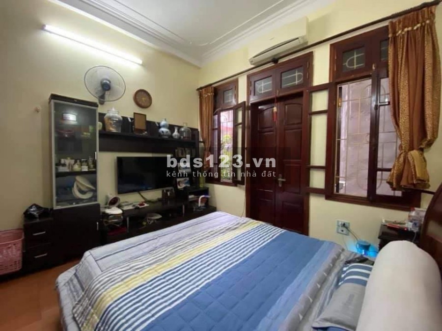 Bán nhà chính chủ Nguyễn Khánh Toàn, dt 42m2, 5 tầng, khu vực dân trí cao