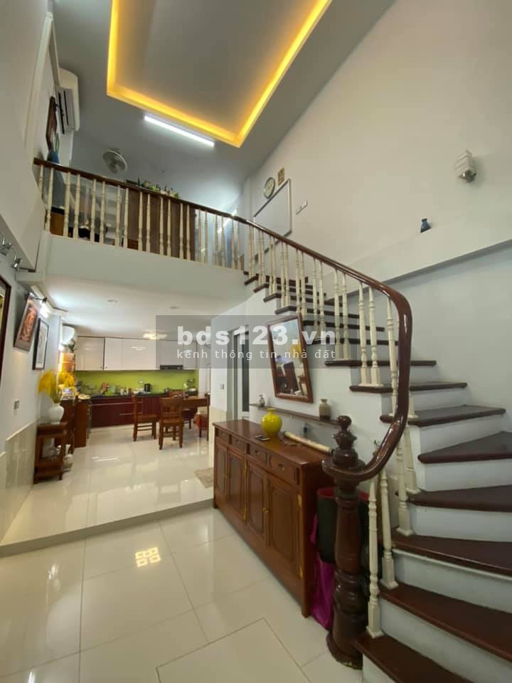 Bán nhà 184 Hoa Bằng Cầu Giấy, chủ tặng nội thất xịn, dt 30m2, 6 tầng, giá 4.4 tỷ