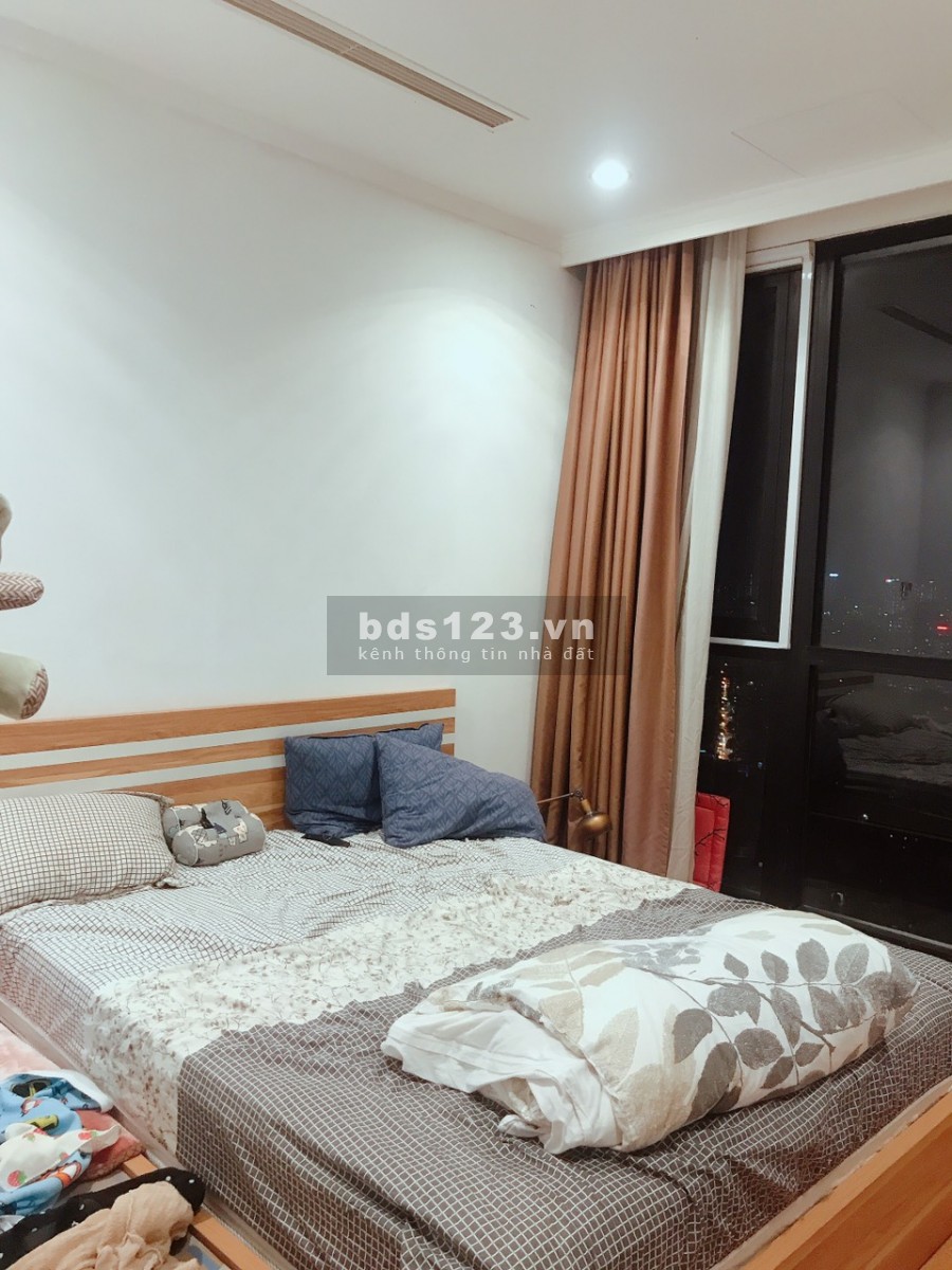 Bán căn hộ tại Royal City 82m2 tòa R6,full nội thất,2PN,ban công Đông Nam,giá 4 tỷ-LH 0343951063