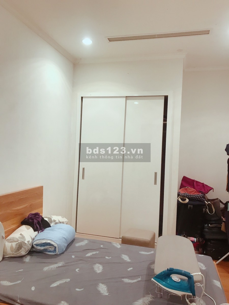 Bán căn hộ tại Royal City 82m2 tòa R6,full nội thất,2PN,ban công Đông Nam,giá 4 tỷ-LH 0343951063