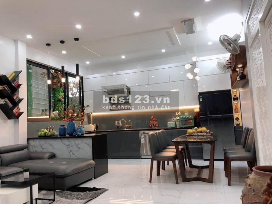 Cực hiếm Hoàng Quốc Việt phân lô, 35m2, 6 Tầng, MT 5m giá 6,2 tỷ