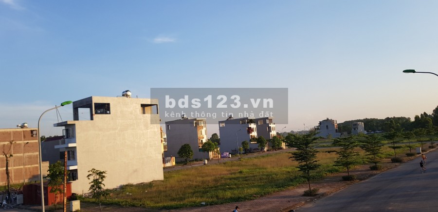 Chính chủ bán lô sổ đổ cá nhân vị trí đẹp không hố ga, tụ điện mặt nhìn trực tiếp ra vườn hoa