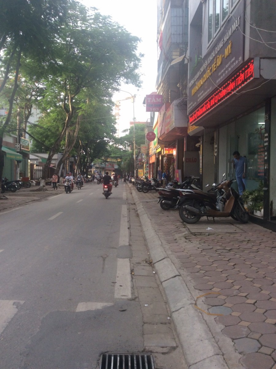 Bán nhà rộng 5.5m mặt phố phường Liễu Giai Ba Đình kinh doanh 180 triệu/m2.