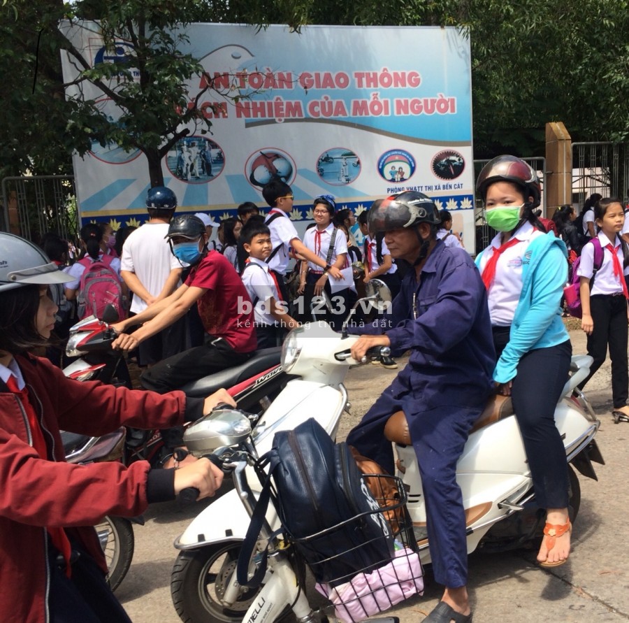 Muốn mua nhà cho con gái trên thành phố nên bán đi miếng đất lớn ở quê, sổ hồng, đúng giá 390 triệu