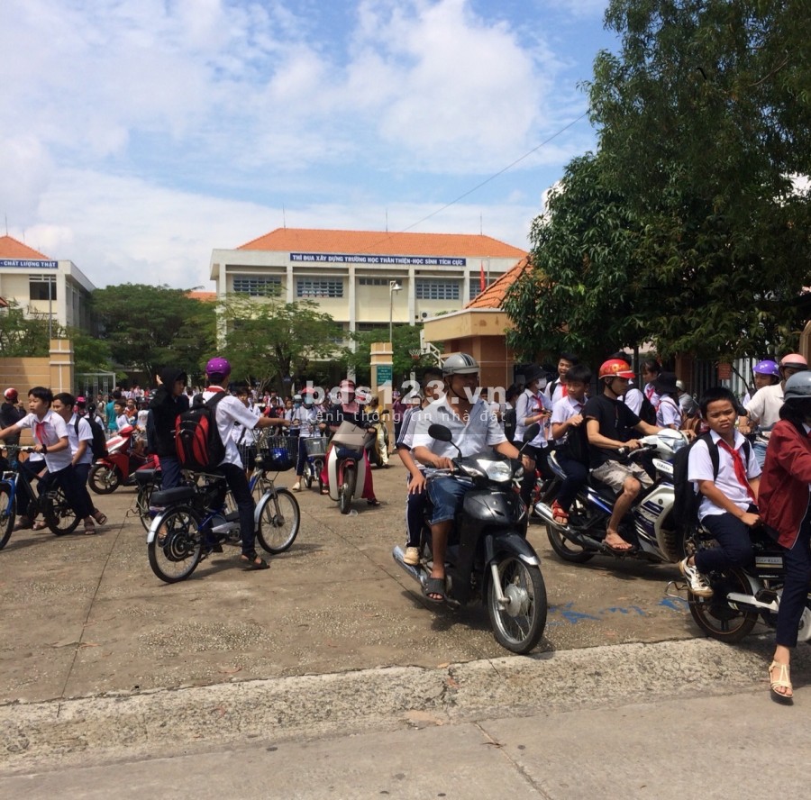 Muốn mua nhà cho con gái trên thành phố nên bán đi miếng đất lớn ở quê, sổ hồng, đúng giá 390 triệu
