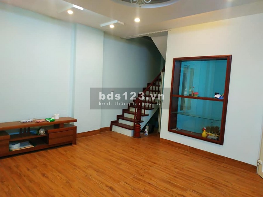 Bán nhà riêng phường Ngọc Thụy, ngõ 68 diện tích 40m2 oto cách nhà 10m.