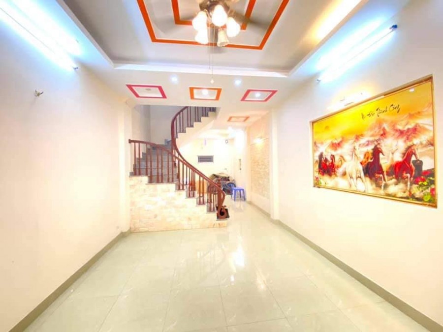 Bán gấp nhà ngõ 137 đường Hoàng Mai 62m2, 4 tầng, mặt tiền 4.2m giá rẻ nhất thị trường, 0913458362