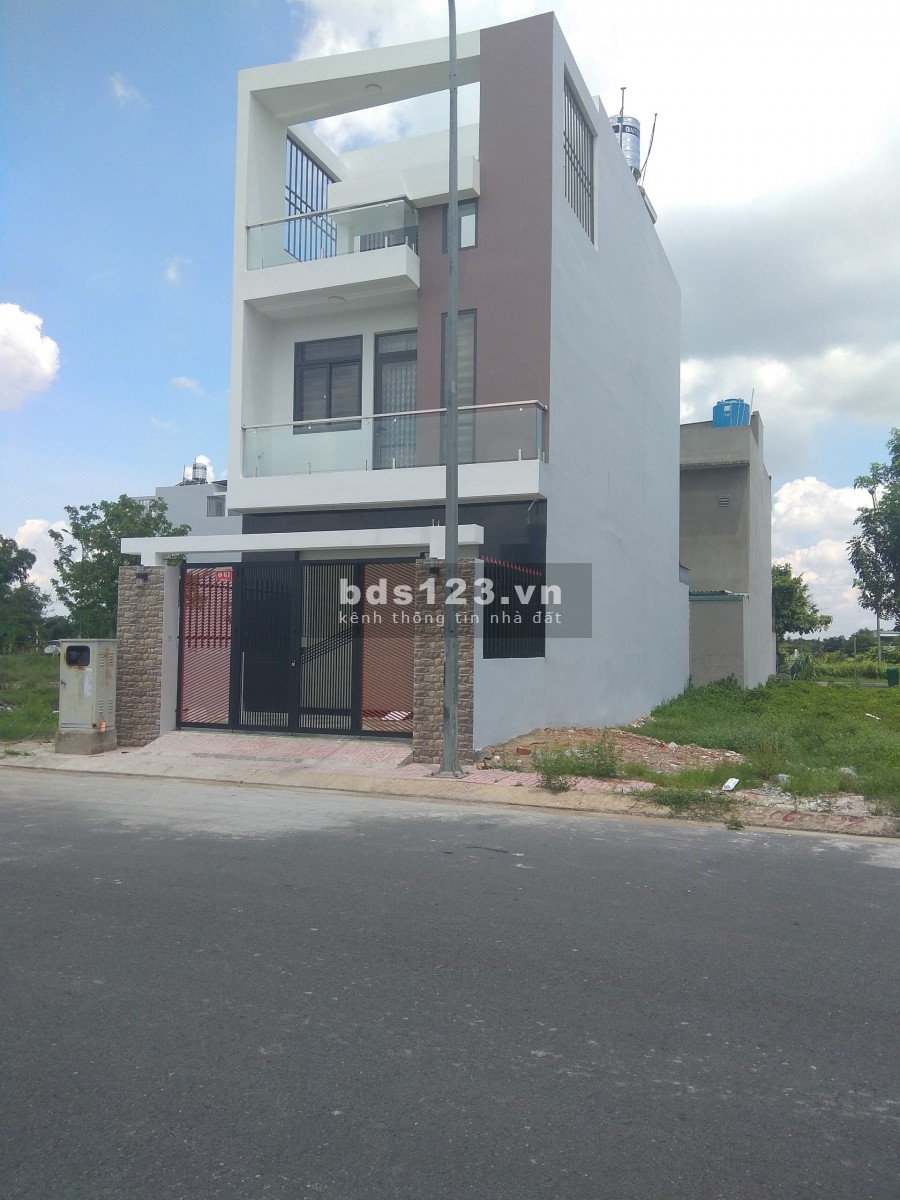 Bán gấp nhà đẹp 1 lầu, mới xây gần Chợ Bình Chánh, SHR