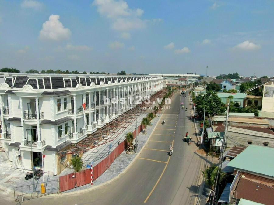 Bán nhà mặt tiền kinh doanh gần Vincom Dĩ An sổ hồng, giao nhà hoàn thiện