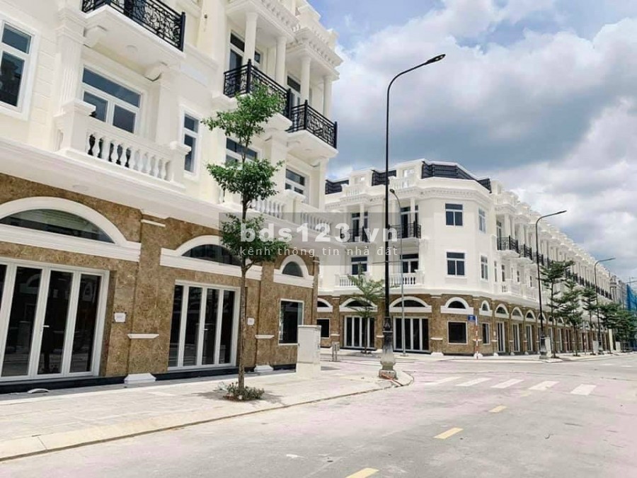 Bán nhà mặt tiền kinh doanh gần Vincom Dĩ An sổ hồng, giao nhà hoàn thiện