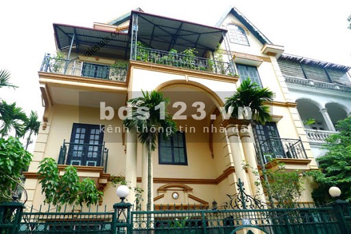 Bán đất tặng nhà 4 tầng mặt Hồ Tây, diện tích 210m2, mt 13m, giá 92 tỷ