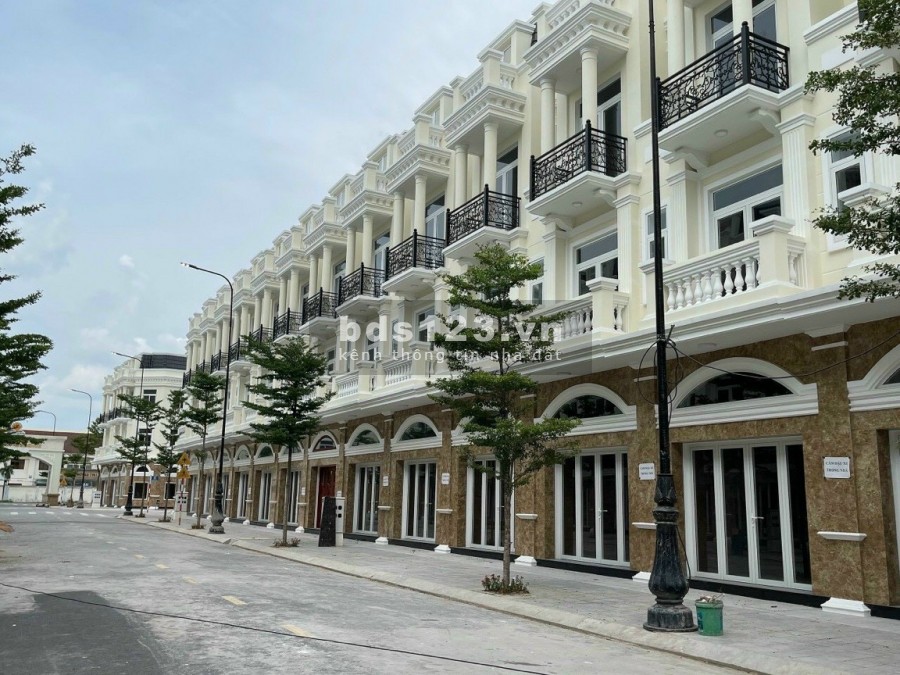 Bán nhà mặt tiền kinh doanh gần Vincom Dĩ An sổ hồng, giao nhà hoàn thiện