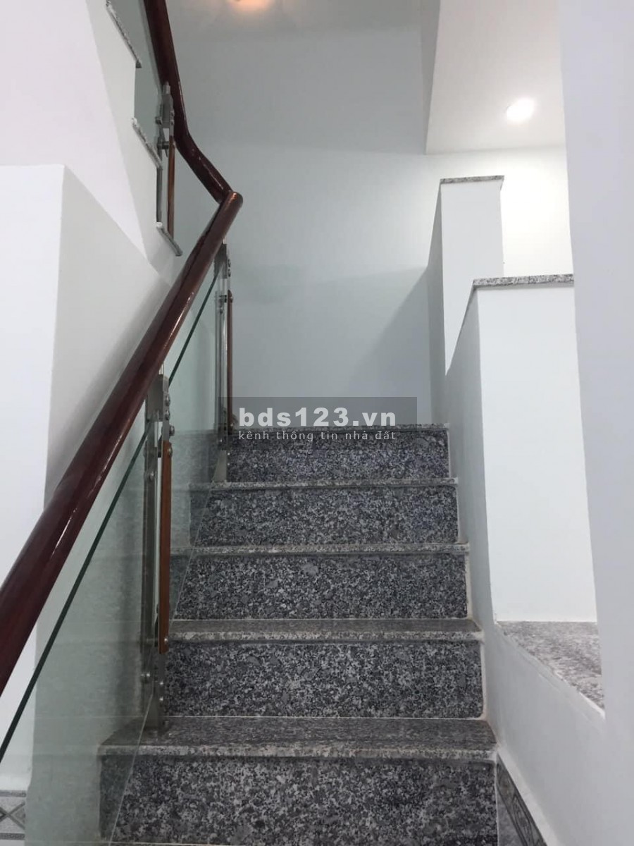 Cần tiền bán nhà về quê sinh sống mùa dịch kết cấu 1 trệt, 1lầu diện tích 100m2