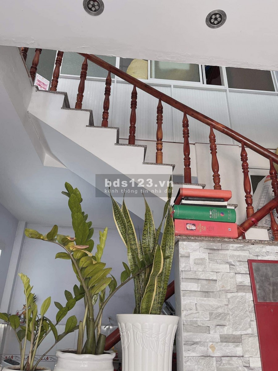 Bán nhà đường Lạc Long Quân, Tân Bình, 3 tầng đúc, giá chỉ 4 tỷ 25.