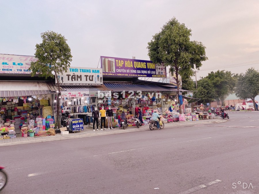 Tôi cần bán lô đất 150m2, gần mặt tiền đường nhụa, 42m, xung quanh khu dân cư đông đúc, sát chợ