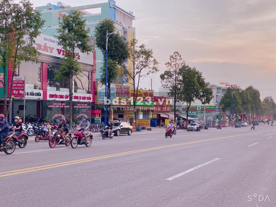 Tôi cần bán lô đất 150m2, gần mặt tiền đường nhụa, 42m, xung quanh khu dân cư đông đúc, sát chợ