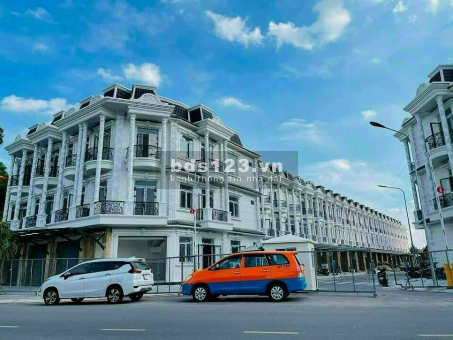 Bán gắp căn nhà phố mặt tiền đường nằm ngay trung TP Dĩ An, Bình Dương