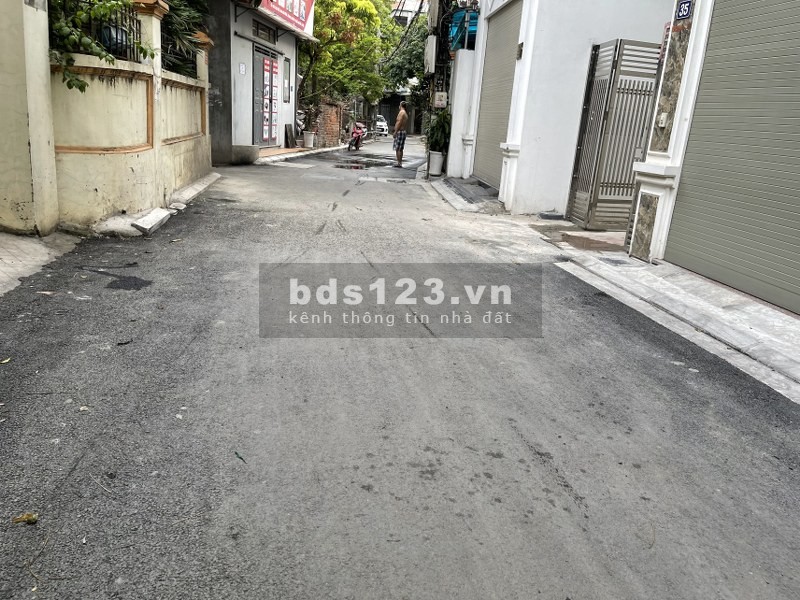 Bán nhà cấp 4 đang có phòng trọ cho thuê tại Giang Biên, ô tô vào tận nhà, giá rẻ.