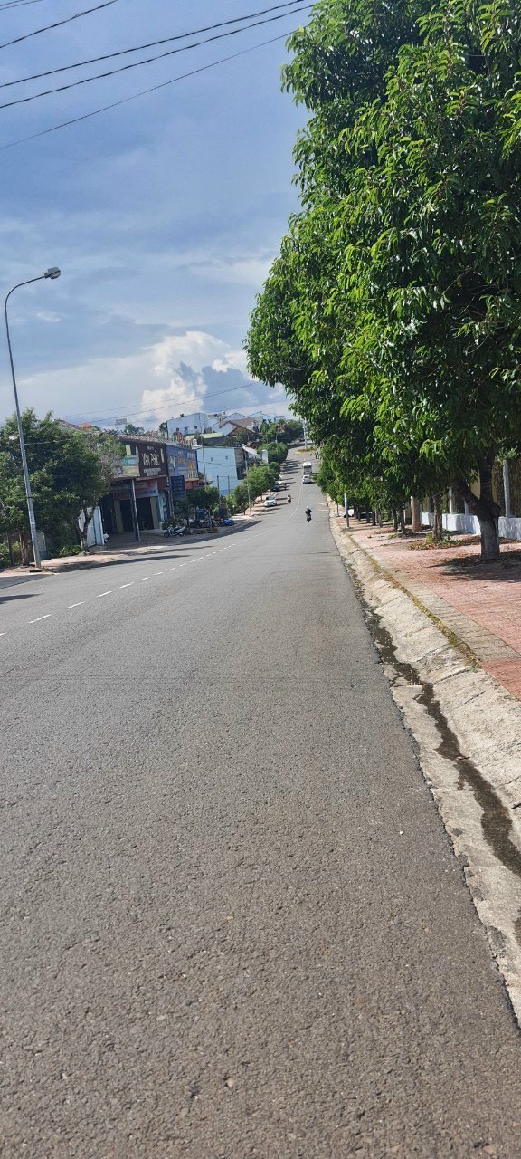 11.5 tỷ có ngay nhà 292m2, mặt tiền 10m, đường Đinh Tiên Hoàng, phường 1, thành phố Bảo Lộc