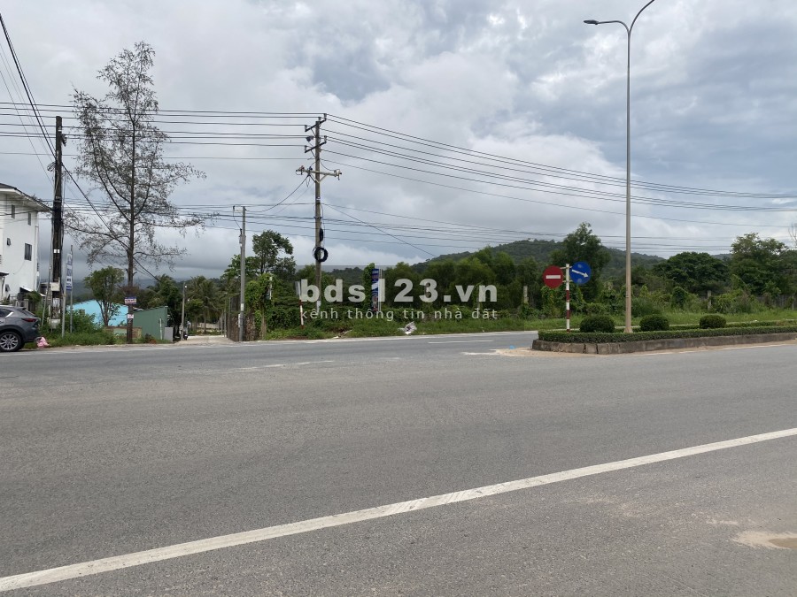 Bán Nhanh Lô Đất 2 Mặt Tiền Đường 30/4 TP. Phú Quốc