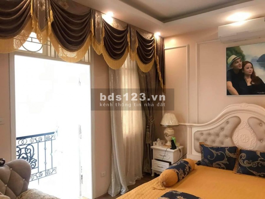 Bán nhà Cầu Giấy, DT: 33m2 x 5 tầng, MT: 7m, giá: 3.2 tỷ, tặng full nội thất