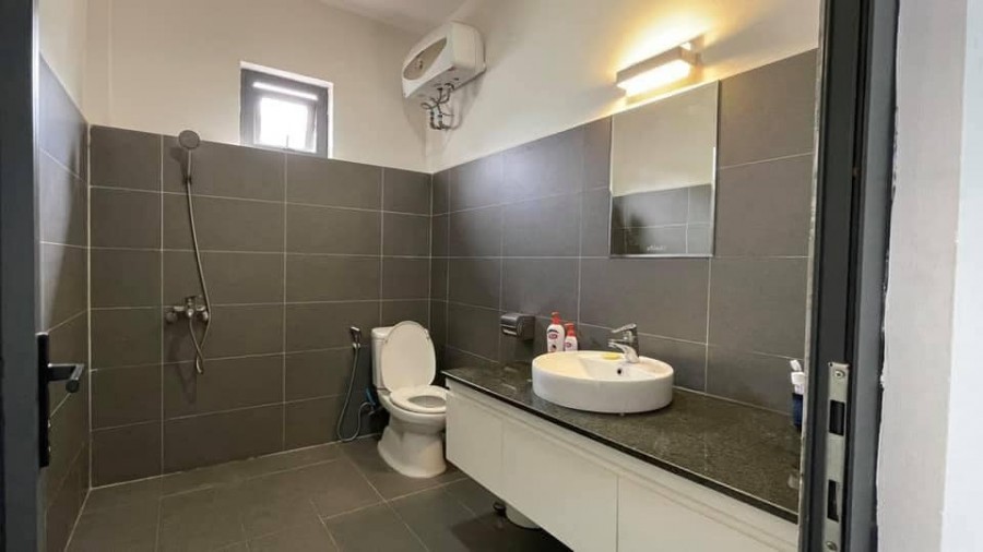 Bán nhà mới view đẹp ô tô đỗ cửa vào nhà Quận Long Biên dt 78m2