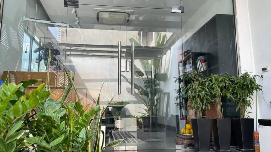 Bán nhà mới view đẹp ô tô đỗ cửa vào nhà Quận Long Biên dt 78m2