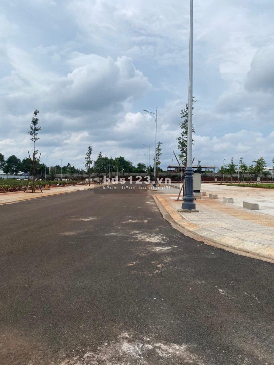Bán lô đất mặt tiền đường nhựa 21m cách trường Hoàng Việt chỉ 500m