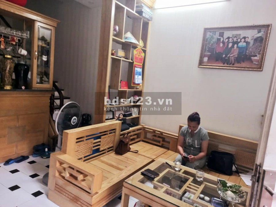 Bán siêu gấp Ngọc Thuỵ, dt 40m2, 4 tầng, mt 4m, ô tô đỗ cửa, đường rộng 10m, giá 86 triệu/m2