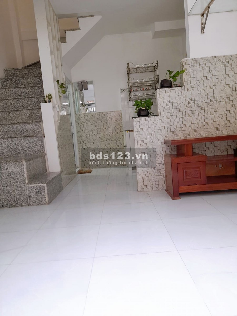 Nhà mới ở ngay giá chỉ 2 tỷ 75 diện tích sử dụng 42m2 sổ vuông gần hẻm lớn