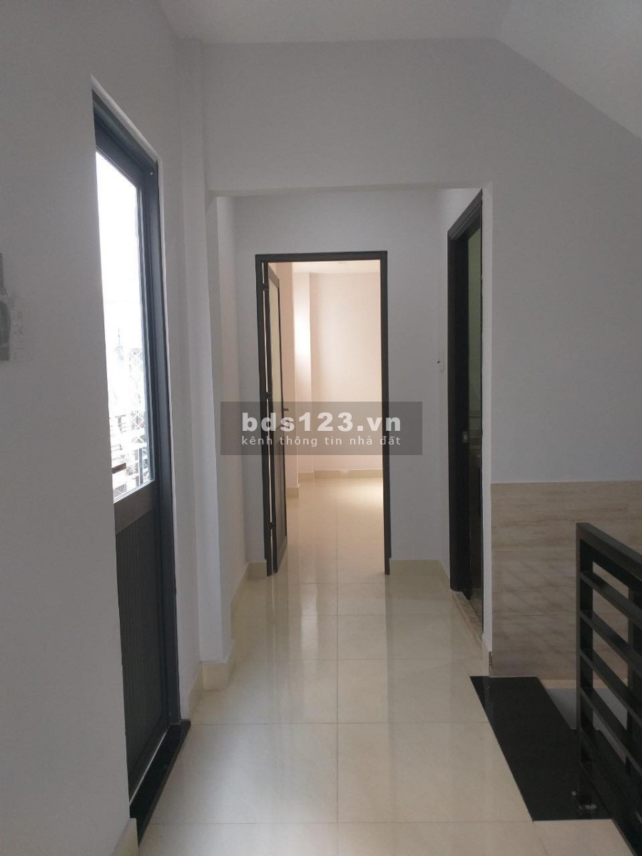 Ô tô đỗ cửa diện tích 70m2, 3 tầng đúc kiên cố Cộng Hòa P.13 Tân Bình gíá tốt 7 tỷ