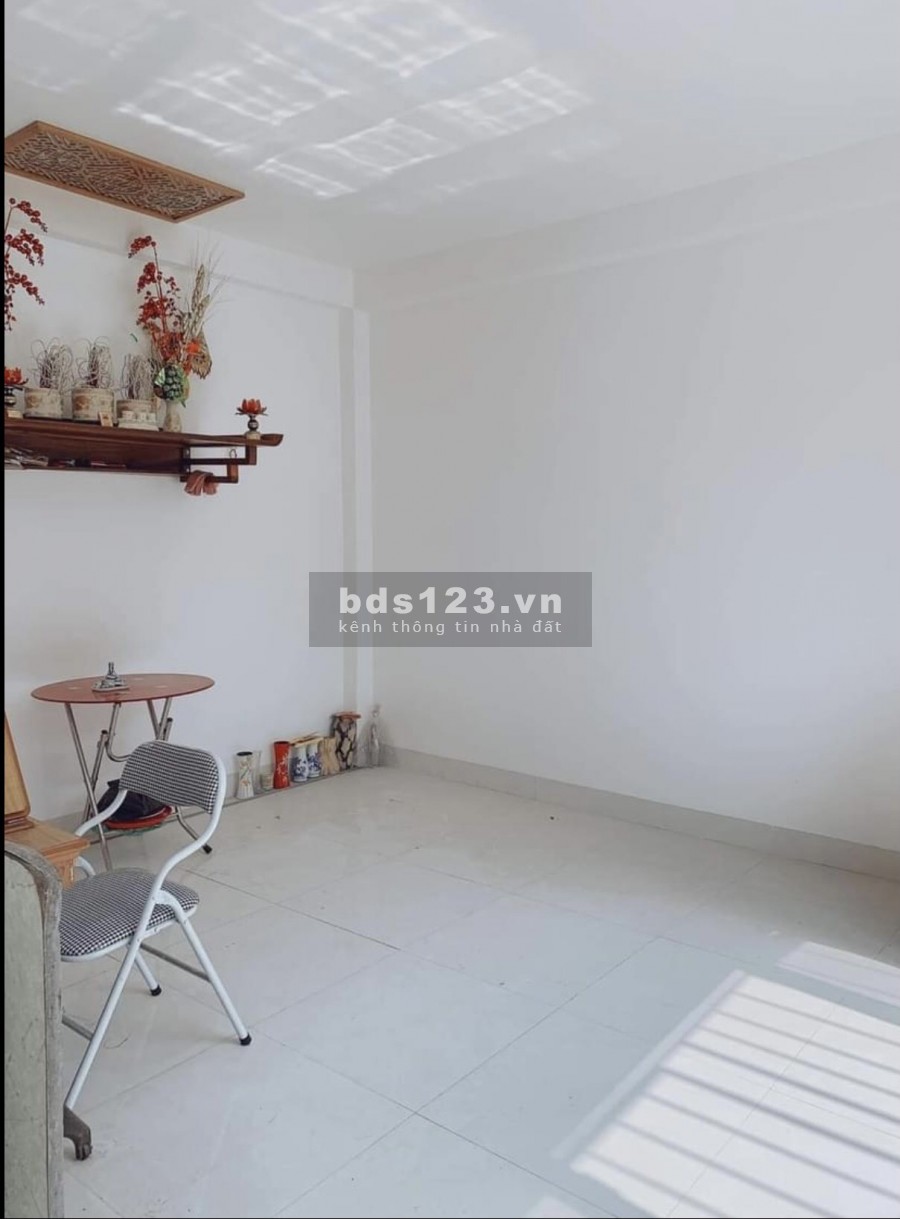 Bán nhà Đê La Thành, Đống Đa, Ôtô đỗ cách 10m. DT 26m2, giá 1.86 tỷ.