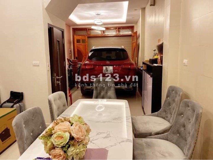 Bán gấp nhà Phố Trạm - Long Biên, ô tô tránh, vỉa hè, gara ô tô 7 chỗ