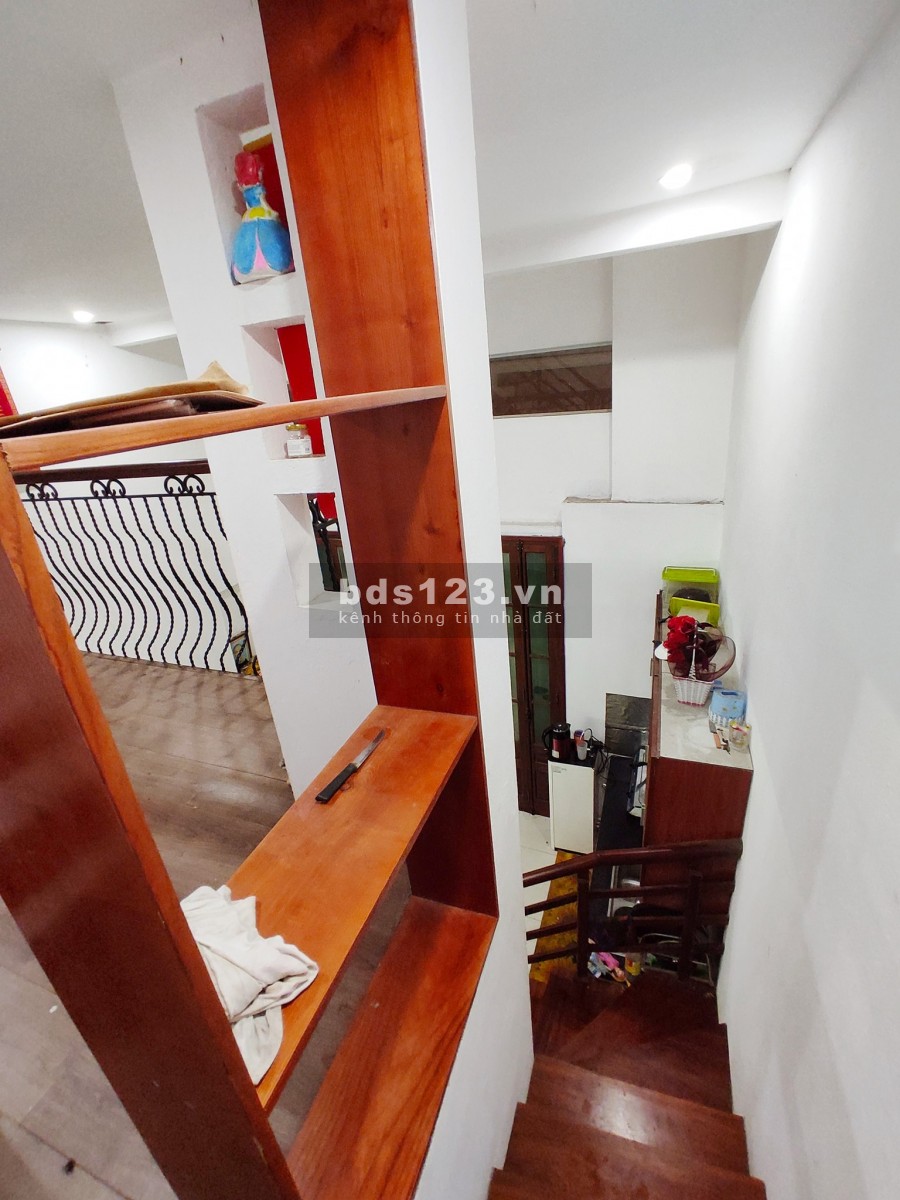 Bán nhà Ngõ Đình Đông Bạch Mai nhỉnh 2 tỷ, nhà 5 tầng đẹp, gần hồ, dt 22m2, giá 2,25 tỷ