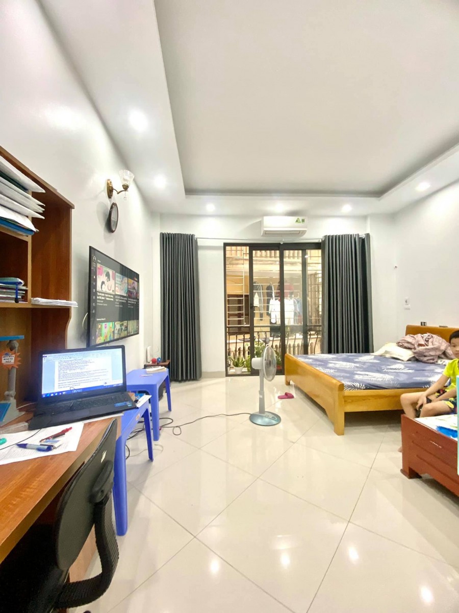 Bán nhà Giải Phóng 40m2, gần phố, mặt tiền 5m, chủ tự xây tâm huyết mới đẹp ở ngay
