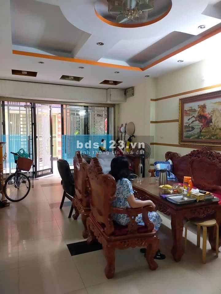 Bán nhà Lạc Long Quân, DT: 45m2x 5 tầng, MT: 4,4m, giá: 4,5 tỷ, 10m ra mặt phố