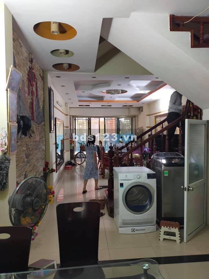 Bán nhà Lạc Long Quân, DT: 45m2x 5 tầng, MT: 4,4m, giá: 4,5 tỷ, 10m ra mặt phố
