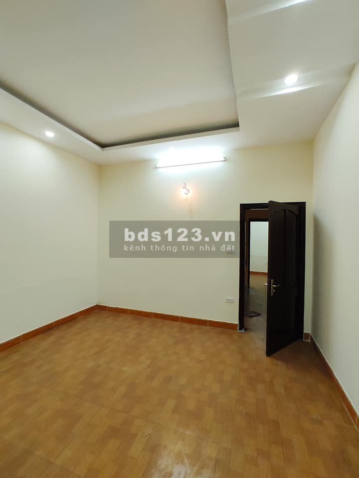 Nhà Hoàng Mai, mặt ngõ thông, ô tô ra vào thoải mái, kinh doanh, dt 42m2, 4 tầng, hơn 4 tỷ