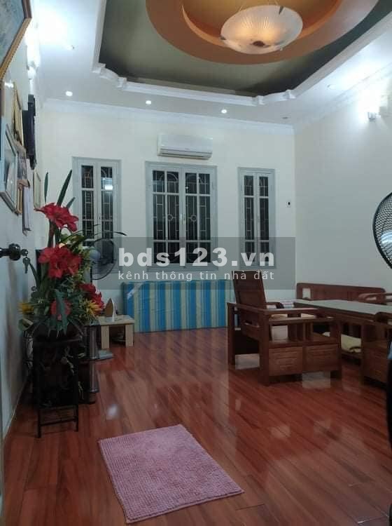 Bán nhà Lạc Long Quân, DT: 45m2x 5 tầng, MT: 4,4m, giá: 4,5 tỷ, 10m ra mặt phố