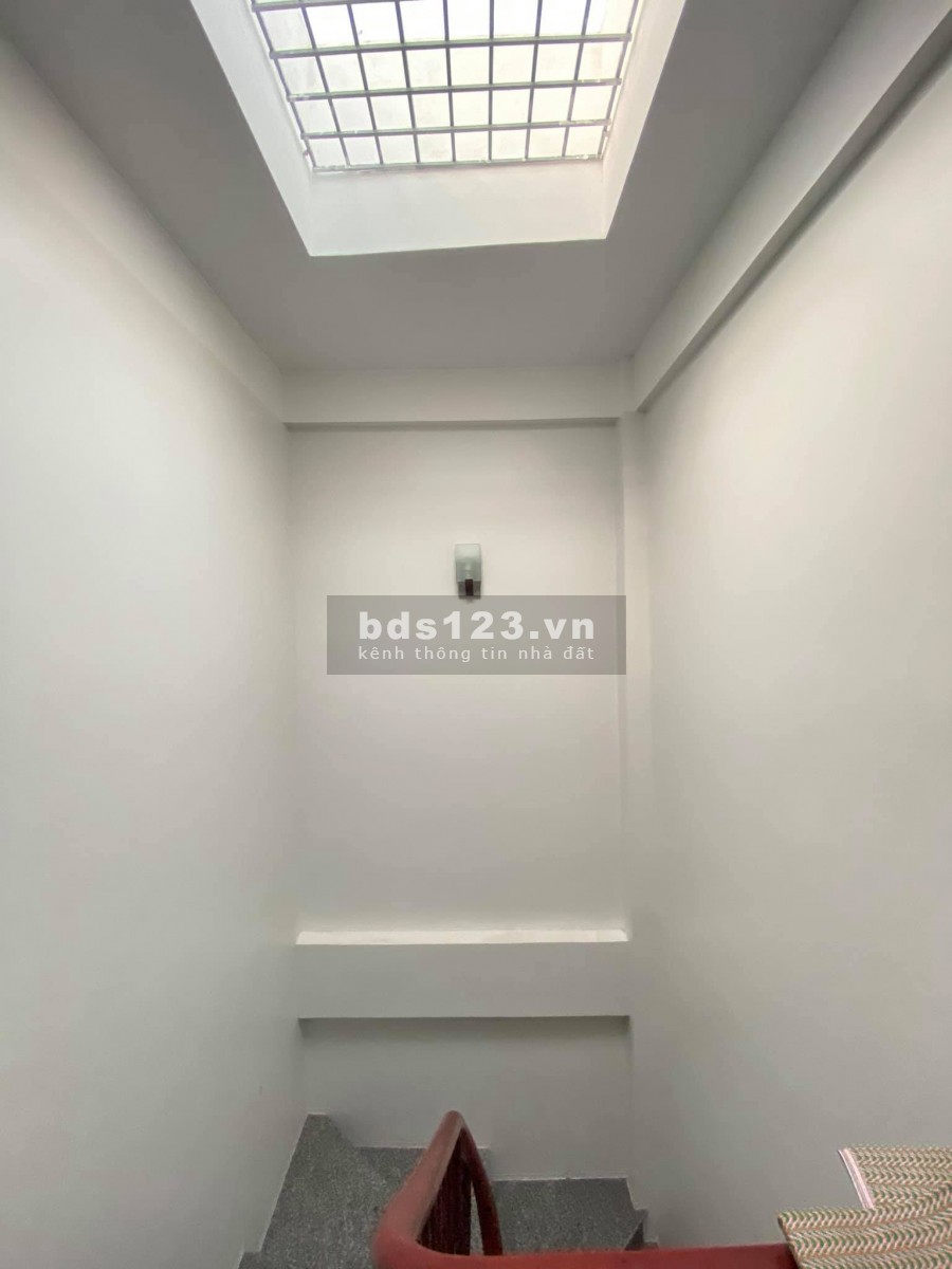 Cần bán nhà mới xây Cự Khối, Long Biên, 4 Tầng 30m2, giá 2.1Tỷ