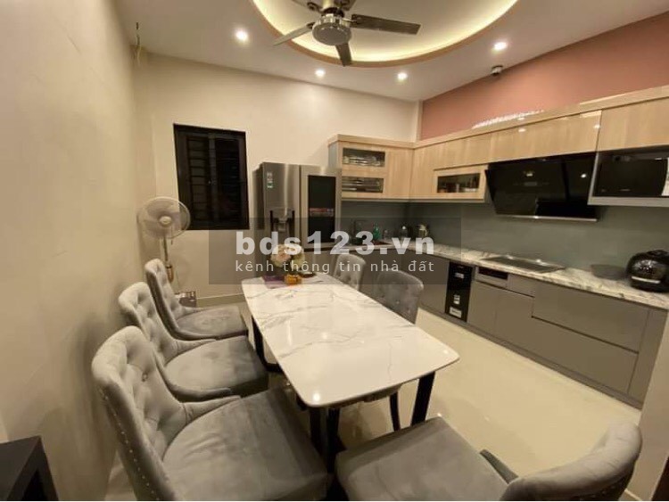 Bán gấp nhà Phố Trạm - Long Biên, ô tô tránh, vỉa hè, gara ô tô 7 chỗ