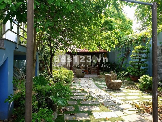 Cho thuê villa sân vườn 300m2 hầm 3 lầu hiện đại Trần Não