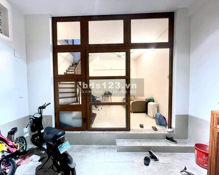 Nhà mới coong Cầu Giấy 54m2, 5 tầng đúc, mt 4m, ngõ thông chỉ 3.7 tỷ
