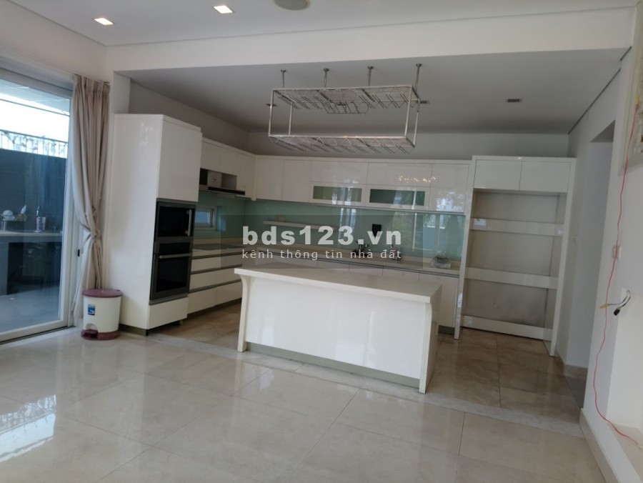 Cho thuê villa sân vườn 300m2 hầm 3 lầu hiện đại Trần Não