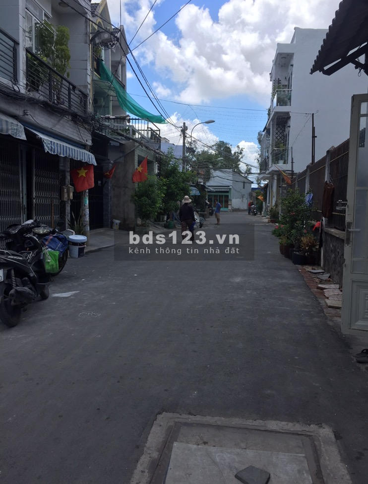 Chính chủ cần bán gấp nhà hẻm xe hơi. 1 trệt, 2 lầu. Nhà bè.