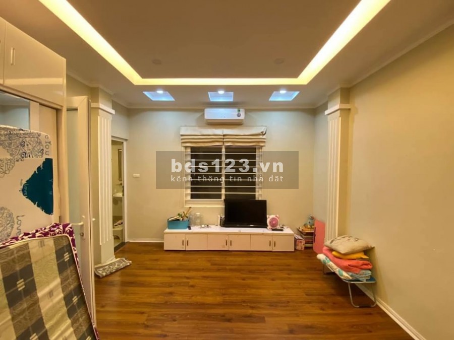 Nhà ngõ 34 Hoàng Cầu, dtsd 45m2, ba gác tránh, ngách nông, 2 thoáng, giá 6.6 tỷ
