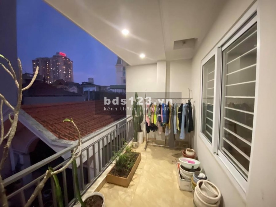 Nhà ngõ 34 Hoàng Cầu, dtsd 45m2, ba gác tránh, ngách nông, 2 thoáng, giá 6.6 tỷ