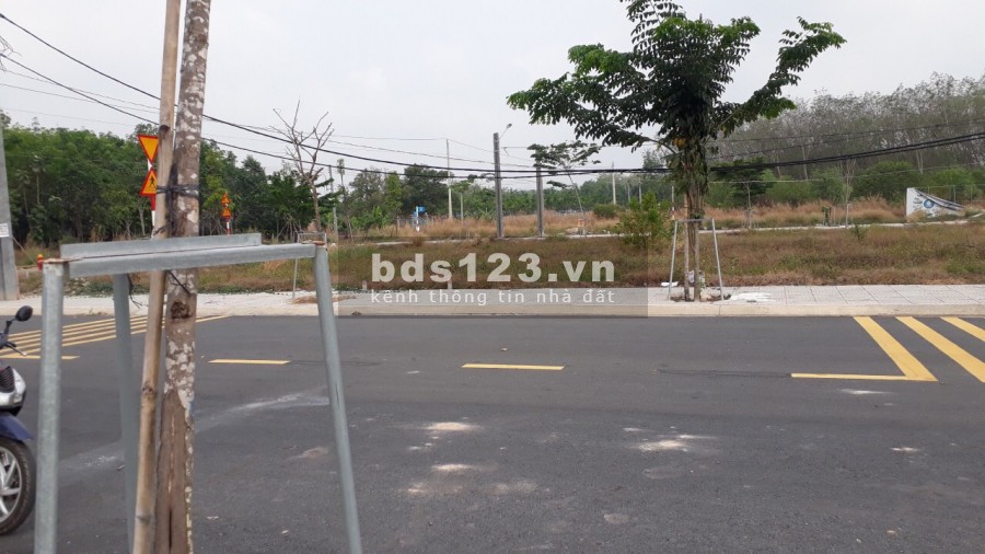 Bán lỗ, rẻ hơn thị trường 50tr, mặt tiền DT742, 100m2, full tc