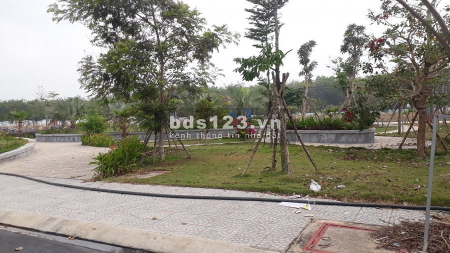 Bán lỗ, rẻ hơn thị trường 50tr, mặt tiền DT742, 100m2, full tc